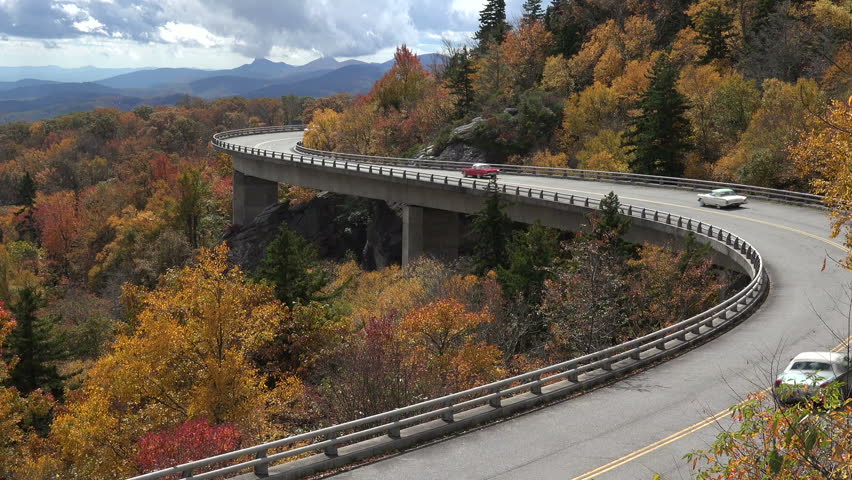 LINVILLE, NORTH CAROLINA/USA - OCTOBER 15, 2014: Cars Drive Over Linn ...